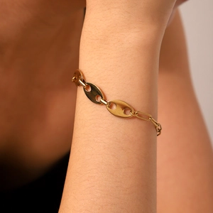 Elegante bracciale da donna in acciaio inossidabile placcato oro 18k con maglie a grugno