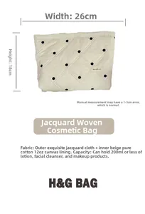 Détails du tissu matelassé à pois et doublure en toile du grand sac cosmétique