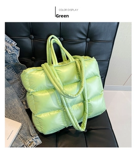 Dettaglio della borsa tote trapuntata verde brillante su una sedia in pelle nera