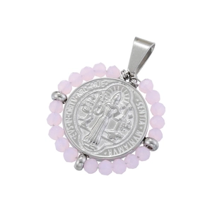 Dettaglio della medaglia di San Benedetto con perle rosa e rilievo in argento