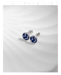 Detail von s925 Silber Ohrsteckern mit blauem Emaille-Wellenmuster und Good Luck Text