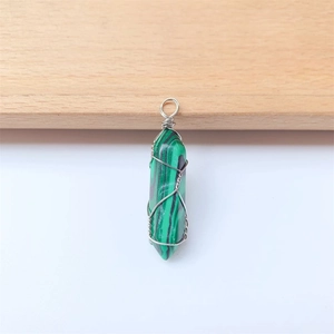 Detailweergave van groene malachiet hanger met handgemaakte zilveren draadwikkeling