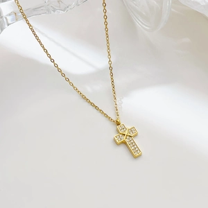 Élégant collier croix dorée pour femmes orné de cristaux étincelants de taille ronde