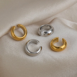 Ear cuff minimalisti in acciaio inossidabile oro e argento su tessuto di seta