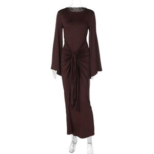 Vue détaillée de la robe longue marron avec tissu brillant élastique et drapé noué à la taille