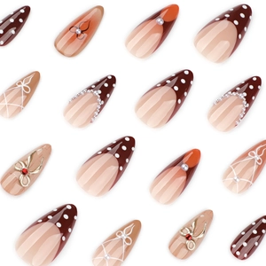 Faux ongles amande avec pois blancs, perles et nœuds dorés en relief 3D