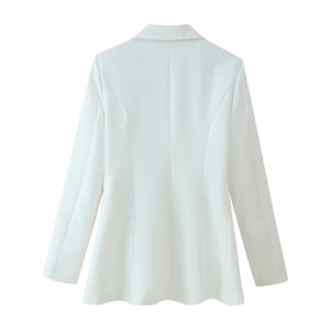 Vue arrière du blazer blanc ajusté avec des lignes épurées et des coutures de qualité