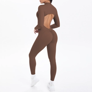 Detail eines dunkelbraunen Langarm-Yoga-Catsuits mit Rückenausschnitt und Scrunch-Design