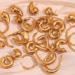 Détail de boucles d'oreilles creuses en acier inoxydable plaqué or 18K de forme goutte
