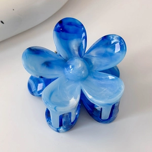 Vue détaillée de la pince à cheveux fleurie marbrée bleue en texture acétate