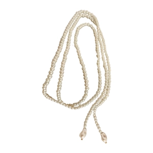 Élégant long collier de perles blanches avec pendentifs baroques pour femmes