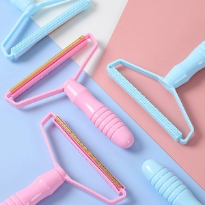 Manual lint remover for sweaters with plastic handle and brass blade in pastel colors