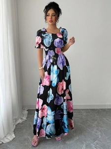 Détail de la taille élastique froncée et de l'imprimé floral sur la robe maxi d'été