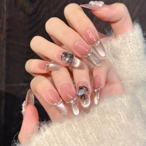 Faux ongles cat eye avec fleurs 3D, strass brillants et grandes gemmes grises