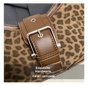 Vue détaillée de la texture léopard avec sangle en cuir marron et boucle en argent