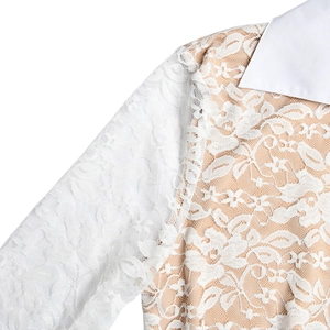 Détail du col blanc pointu et des manches en dentelle florale avec doublure