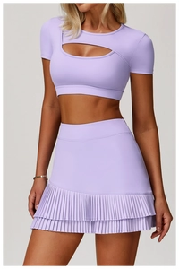 Dettaglio del crop top yoga lavanda con taglio e della gonna da tennis a pieghe sportiva