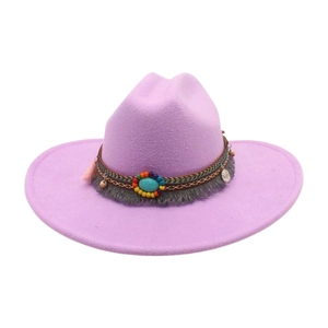 Détail du chapeau en feutre lavande avec ruban ethnique, turquoise et perles colorées