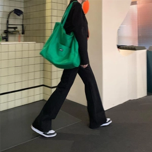 Minimalist green canvas tote bag for women with large capacity and casual shoulder strap