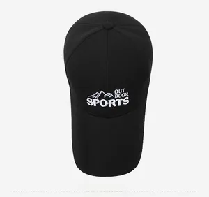 Vue de dessus d'une casquette en coton noir avec broderie outdoor sports et visière longue