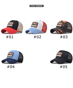 Display dettagliato di cinque cappelli trucker con patch montagna e retro in rete traspirante