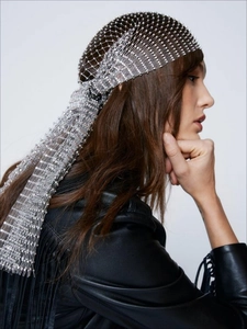 Détail d'un turban en maille de strass argentés avec de longues franges à glands