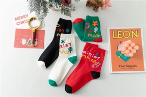 Mise à plat de chaussettes de Noël festives en rouge et blanc avec décors de vacances
