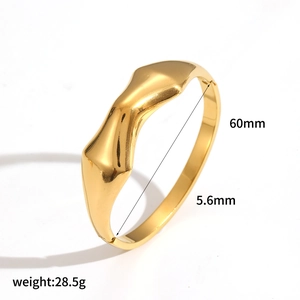 Detail showing wavy golden stainless steel bracelet with dimensions 60mm and 5.6mm