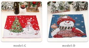 Détail de sets de table de Noël en tricot avec motifs brodés de bonhomme de neige et sapin
