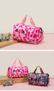 Detalle de bolsas de deporte rosa leopardo y grafiti con bolsillos frontales y asas firmes
