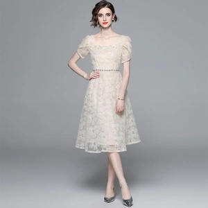 Elegantes französisches Midi-Kleid aus aprikosenfarbener Spitze mit eckigem Ausschnitt und kurzen Ärmeln