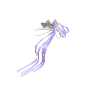 Pince à cheveux papillon violette avec rubans en satin et fils de perles synthétiques