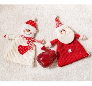 Détail de sacs de Noël tricotés avec motifs Père Noël et bonhomme de neige