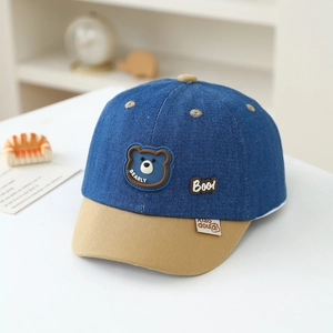 Baby-Denim-Baseballkappe mit Bären-Applikation und blauen Kontrastfarben im Detail