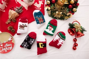 Flachbild von bunten Weihnachts-Korallenvlies-Socken mit festlicher Dekoration