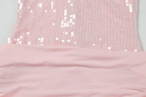 Detail des rosa Kleids mit Paillettenstickerei und weicher Stoffnaht-Struktur