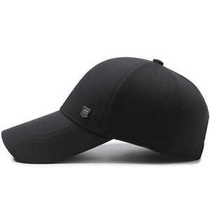 Casquette de baseball noire classique avec logo bouclier et sangle réglable