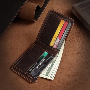 Portafoglio vintage da uomo in pelle marrone scuro con diversi scomparti per carte