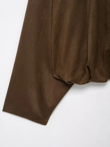 Gros plan sur la texture en daim marron foncé des manches du blouson aviateur