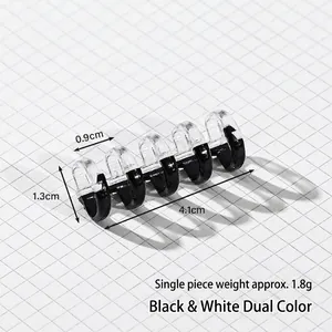 Vista macro di un anello di rilegatura a 5 fori in plastica bicolore bianco e nero