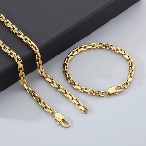 Detail von goldener Edelstahl-Halskette und Armband mit Karabinerverschluss und Box