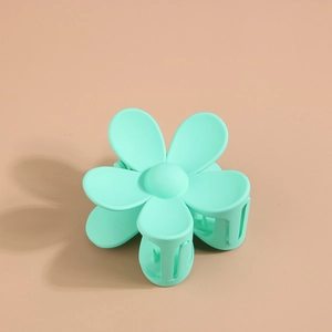 Détail de la pince à cheveux fleur vert menthe mate avec dents de préhension robustes