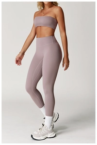 Seitenansicht des Models in altrosa High-Waist Yoga-Set und Sport-BH