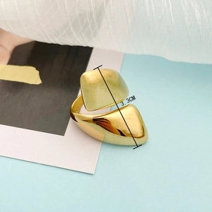Onregelmatige geometrische ring in goudkleur met 3,3 cm brede oversized structuur