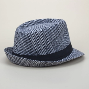 Dettaglio ad alta risoluzione di un classico cappello fedora grigio a quadri da uomo.