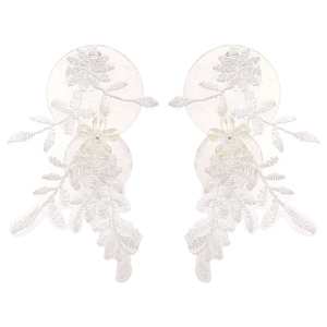Boucles d'oreilles fleurs en dentelle blanche avec broderie de feuilles et sequins
