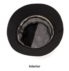 Vista interna del cappello a secchiello nero con fodera in rete e fascia antisudore sport