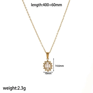 Collana con ciondolo a girasole dorato e zirconi scintillanti su sfondo bianco puro
