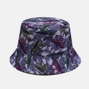 Dettaglio del cappello a secchiello mimetico viola con vari motivi di sagome di dinosauri