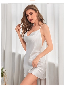 Détail de robe nuisette en satin blanc avec col bénitier et texture soyeuse